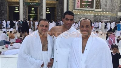 بالصور.. شادي محمد يؤدي مناسك العمرة بصحبة وليد صلاح وعمارة