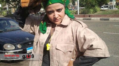 بالصور.. متسولات يعتدين على مذيعة المحور