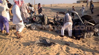 شهود عيان.. أشلاء 5 مسلحين بجوار سيارتين تم قصفهم وسط الشيخ زويد