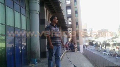 بالصور.. نصب مظلات فوق أكشاك الباعة بـ