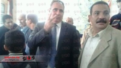 بالصور.. محافظ الشرقية يصوت للدستور بـ 