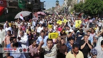 أهالي السويس يطاردون عناصر 