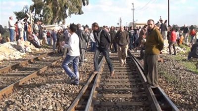 أهالى البعالوة يصعدون التجمهر بشل حركة المرور فى التل الكبير