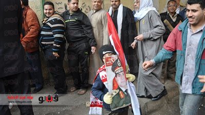 أطفال منطقة الزيتون يرفعون صور السيسى أمام لجان الاستفتاء