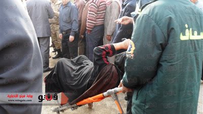 بالصور.. رجال الإسعاف يساعدون امرأة قعيدة على التصويت