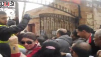 بالفيديو.. الشرطة العسكرية تمنع مواطنين من التصويت بعد اقتحامهم لجنة بالدقى
