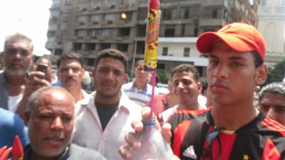 مواطنون يطلقون الألعاب النارية أمام مدرسة القبة الثانوية