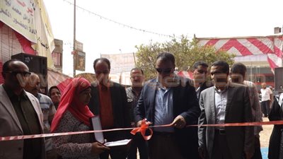 بالصور.. محافظ الفيوم يفتتح معرض مستلزمات العيد والمدارس