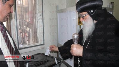بالصور: الأنبا باخوميوس يدلي بصوته في الاستفتاء بالبحيرة