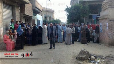 بالصور.. تكدس الأهالي أمام لجنة بالشرقية لقيام القاضي بإغلاقها للغداء