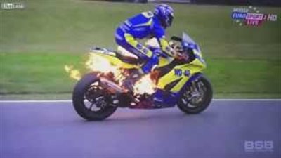 بالفيديو.. متسابق يقفز من دراجته وهى مشتعلة