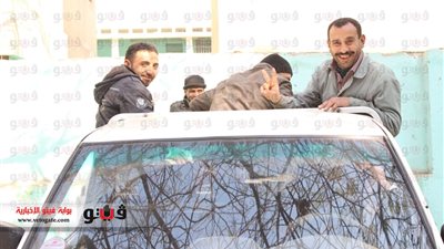 سيارة تجوب شوارع «السيدة» وتشعل حماس المواطنين بـ«تسلم الأيادي»