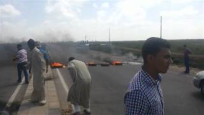 بالفيديو والصور ..ملثمون يشعلون النيران بالطريق الدولي بكفرالشيخ