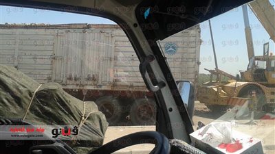 توقف الحركة المرورية بالطريق الدولي بالإسكندرية بسبب انقلاب سيارة