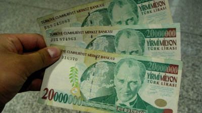 الليرة التركية تتراجع مع اتساع عجز ميزان المعاملات الجارية