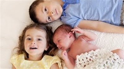 بالفيديو.. 4 طرق لعلاج غيرة طفلك من المولود الجديد