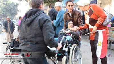 بالصور.. أصحاب الاحتياجات الخاصة يصوتون على الاستفتاء بالسيدة زينب