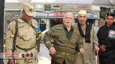 بالصور.. رجال الجيش والشرطة يساعدون المسنين للوصول للجان الاستفتاء