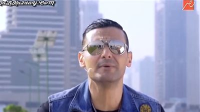 بالفيديو.. رد فعل هشام عباس بعد اكتشافه مقلب «رامز واكل الجو»