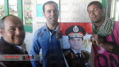 بالصور.. أهالي محافظة البحر الأحمر يرفعون صورة «السيسي» أمام اللجان