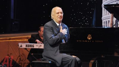 طالبة تهدى «عمر خيرت» باقة من الورود أثناء حفله بجامعة القاهرة