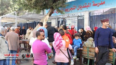 بالصور.. إقبال كثيف من الناخبين على لجنة الوافدين بالسيدة زينب