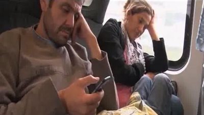 بالفيديو.. هواتف السوريين الذكية تثير جدلًا بين الأوربيين