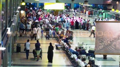 بالصور..تسهيل إجراءات دخول الحجاج المسنين بمطار القاهرة