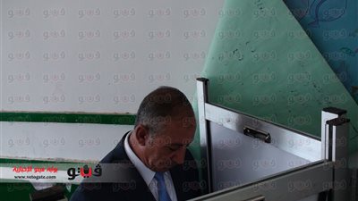 بالصور.. محافظ البحر الأحمر ورئيس مدينة الغردقة يصوتان في لجنة «الوافدين»