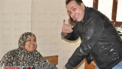 المطرب «حكيم» يصوت بـ«نعم» للدستور