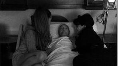 «أريانا جراندى» تدعم جدها في معركته ضد السرطان