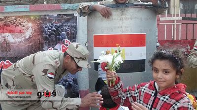 بالصور.. الأطفال يوزعون الورود على جنود الجيش بالدقي
