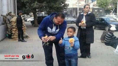 بالصور.. شباب مصر الجديدة يوزعون الورود على المواطنين