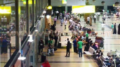 بالصور.. سيارات كهربائية لنقل المسنين بمطار القاهرة