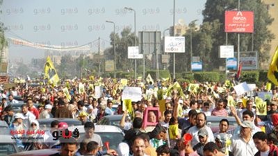 مؤيدة للسيسى ترفع الحذاء لمسيرة أنصار المعزول بمدينة نصر