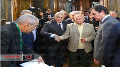 أول يوم استفتاء في 5 لقطات.. الرئيس عدلي منصور يساعد 