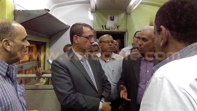 بالصور.. رئيس السكك الحديدية يفاجئ العاملين بورش المنيا على الإفطار