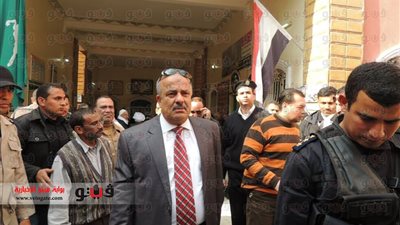 بالصور.. مدير أمن الشرقية يوزع هدايا على الناخبين