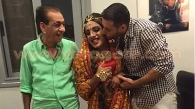 بالصور.. قبلة أحمد السعدني لـ «أوس أوس» تشعل «فيس بوك»