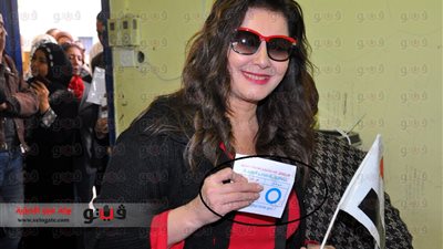 بالصور.. ناخبون يتساءلون عن سر إخفاء آثار الحكيم لخانة «غير موافق» في الاستفتاء