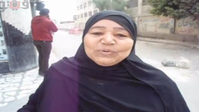 بالفيديو.. سيدة تحتفل بقوات الجيش أمام لجنة بالسويس بـ