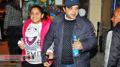 بالصور.. هنيدي يستعين بابنته في الاستفتاء على الدستور