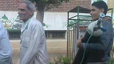 بالصور.. مريض يستخدم أنبوبة أكسجين ويقف في طابور للإدلاء بصوته في الاستفتاء