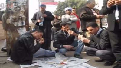 بالفيديو والصور.. وجبة إفطار في طابور الاستفتاء