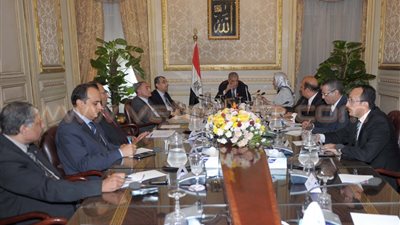 نشرة الأخبار.. 