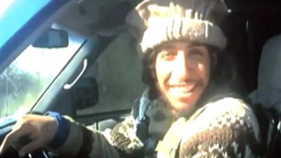 بالفيديو والصور.. «مهندس» هجمات باريس يجر جثث ضحاياه «مبتسما»