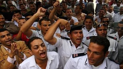 لليوم الثالث.. ضباط 