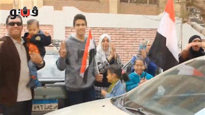 بالفيديو.. أسرة ترقص على نغمات 