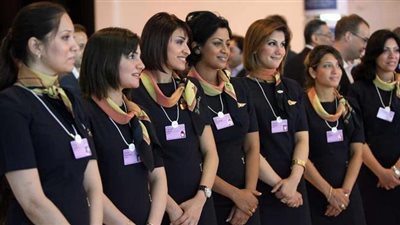 الطيار ممنوع من الزواج بـ«المضيفة» بفرمان «الرجولة»