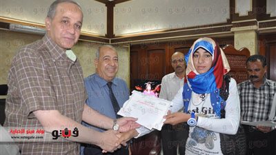 بالصور.. محافظ الوادي الجديد يكرم أوائل الدبلومات الفنية